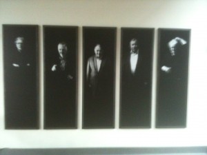 Das heilige Fünfgestirn Dieses Bild hängt im oberen Treppenhaus: Die Gründer des ZKM. Warum kratzt sich Wolfgang Rihm als einziger am Kopf?